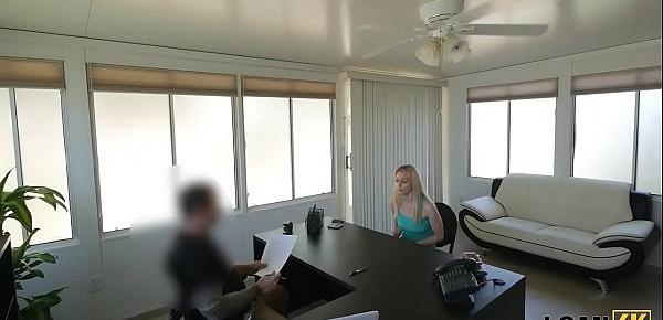 LOAN4K. Une danseuse go-go du strip-bar local est prête pour un prêt sexuel